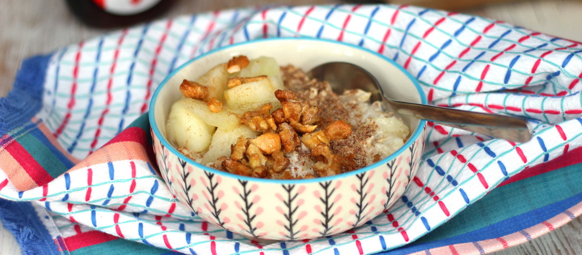 A mason jar filled with creamy apple pie overnight oats, layered with tender cinnamon-spiced apple chunks and sprinkled with a golden oat crumble, garnished with apple slices and a dusting of cinnamon.